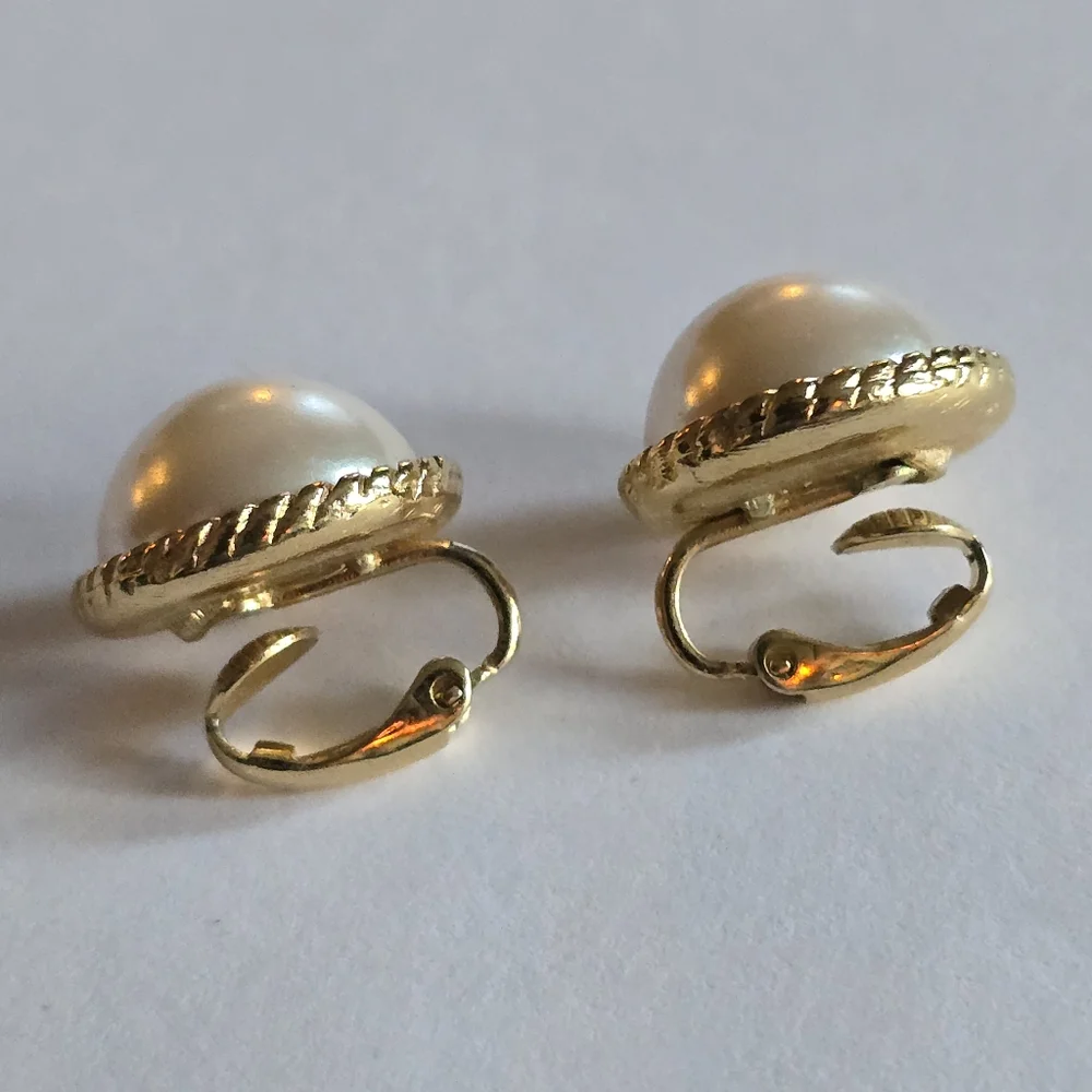 Vintage earrings clip on white faux pearl gold tone metal clipon